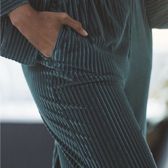 Anthropologie velvet pajamas - Picture 3 of 9